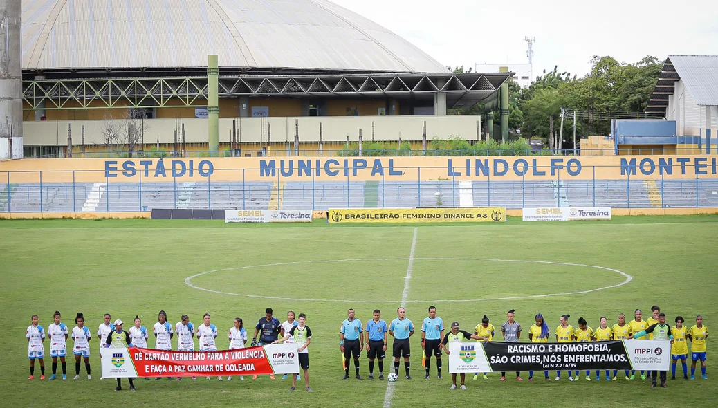 Tiradentes e Polivalente no estádio Lindolfo Monteiro