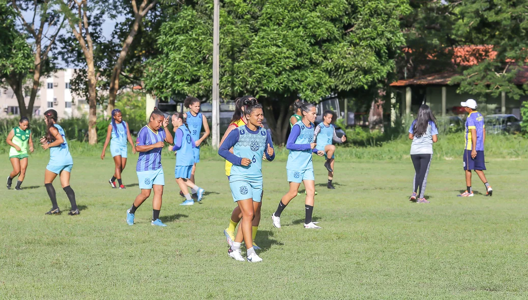 Tiradentes-PI Feminino no treino antes do jogo