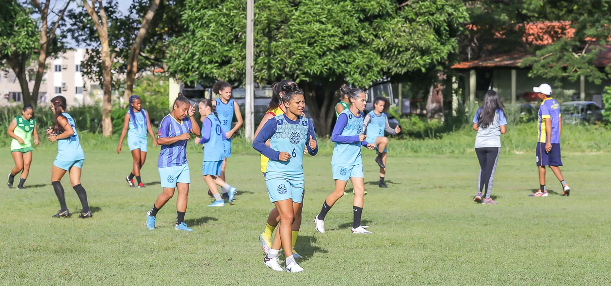 Tiradentes-PI Feminino no treino antes do jogo