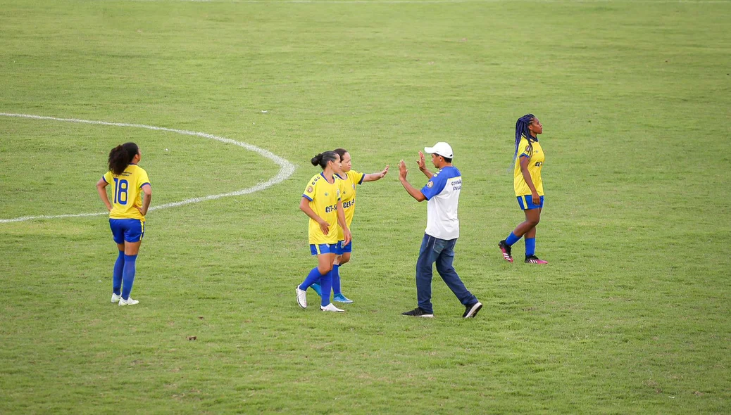 Topó, técnico do Tiradentes, confortando suas jogadoras