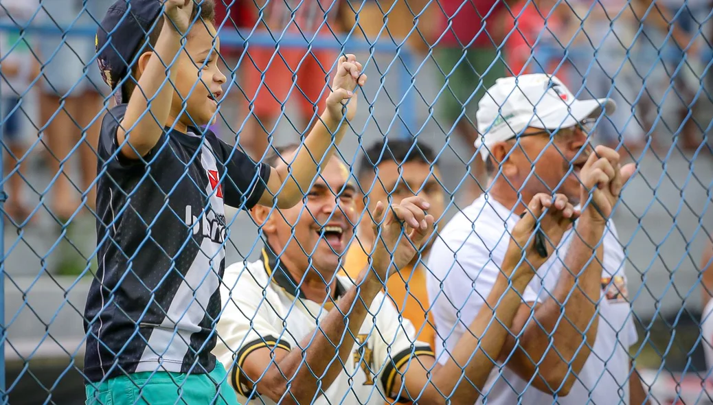 Torcedores compareceram ao Estádio Lindolfo Monteiro