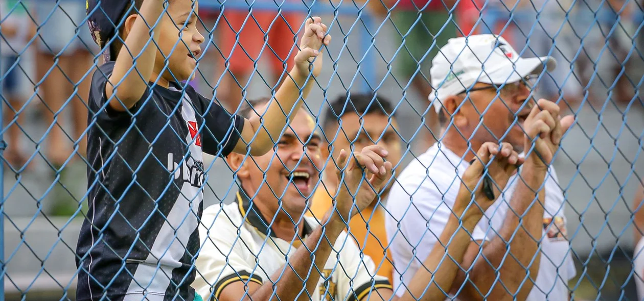Torcedores compareceram ao Estádio Lindolfo Monteiro