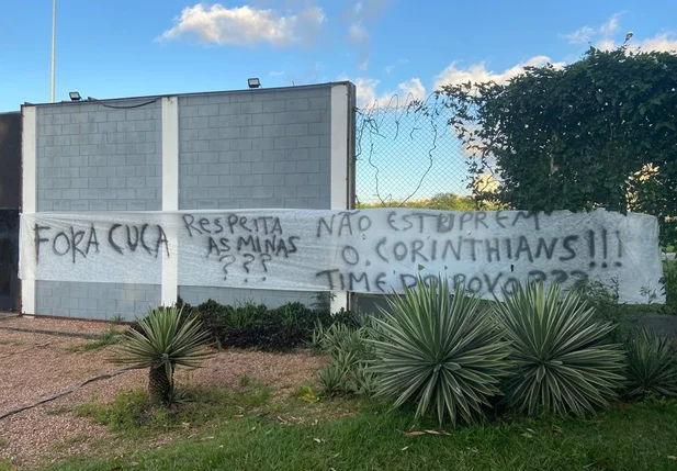 Torcedores protestaram contra a contratação de Cuca