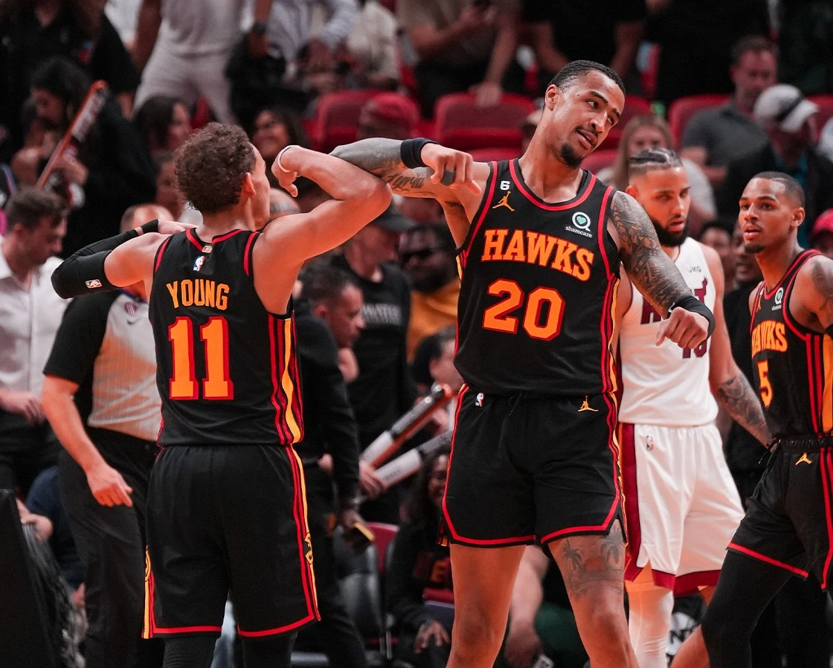 Trae Young e John Collins comemoram classificação para os playoffs