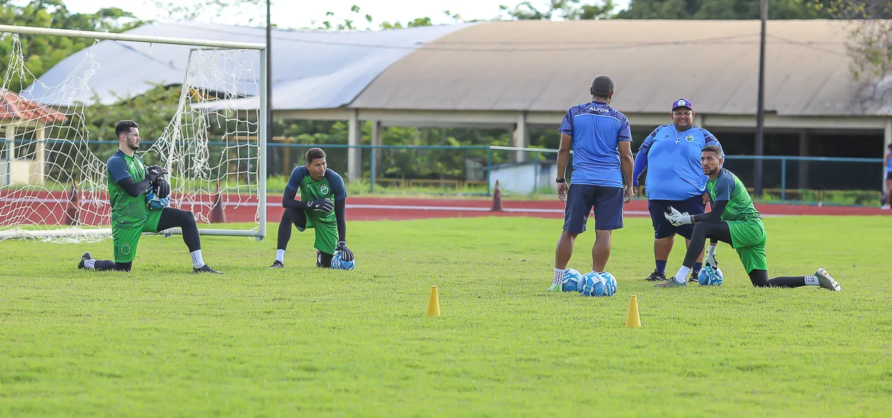 Treinamento dos goleiros para o campeonato