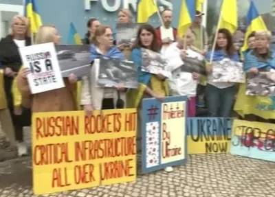 Ucranianos protestaram contra o presidente Lula na porta da embaixada brasileira