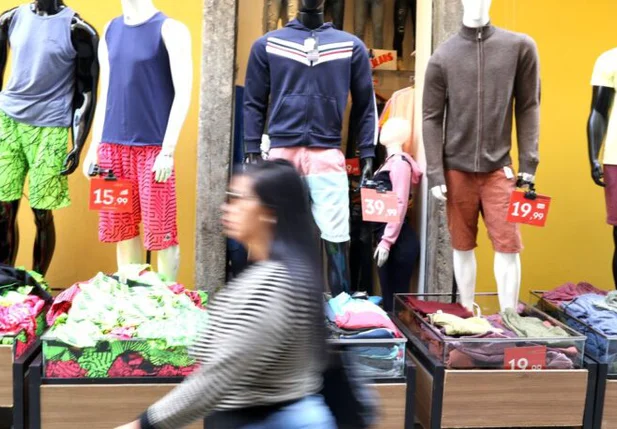 Vendas no varejo recuam quase 2% em março
