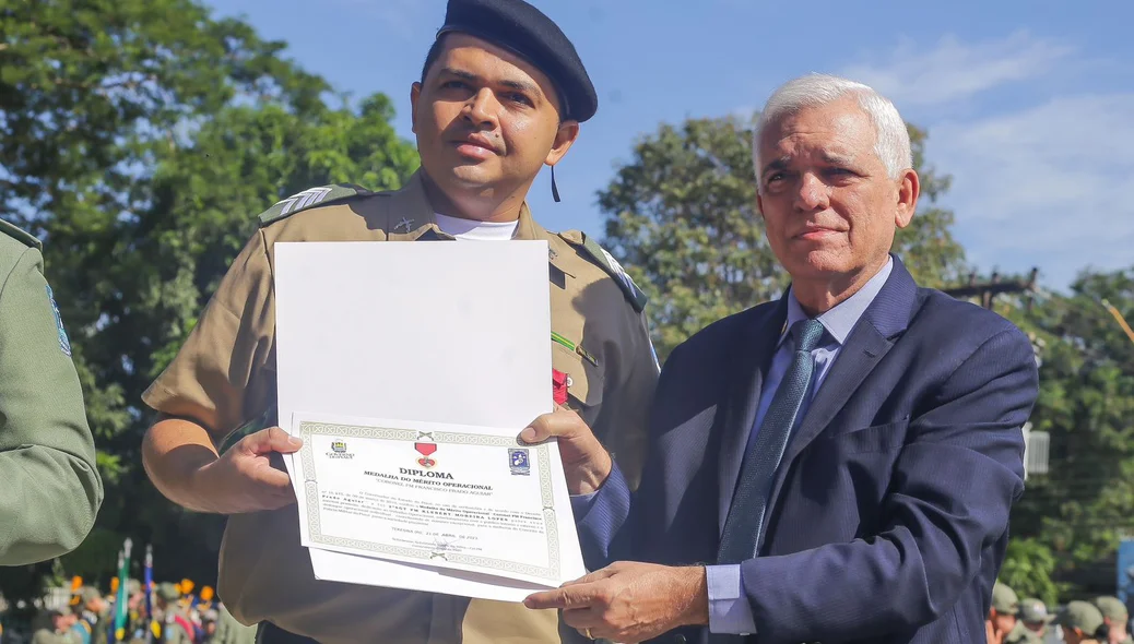 Vice-Governador do Piauí entregando medalha do mérito operacional