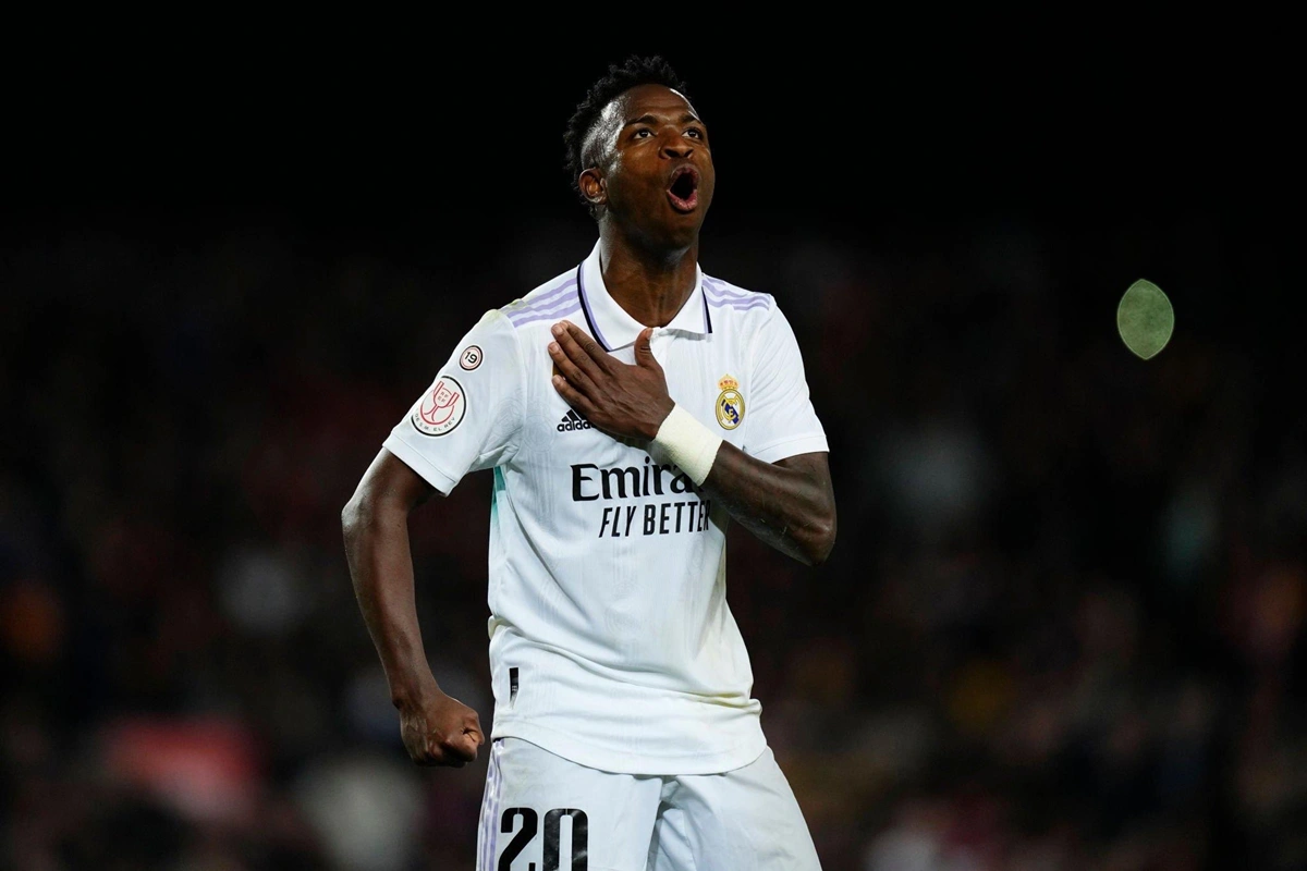 Vinícius Júnior comemora gol contra o Barcelona