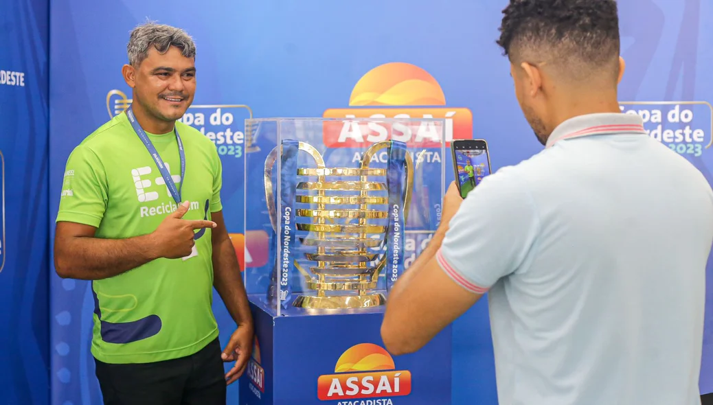 Visitantes tiram fotos ao lado da taça da Copa do Nordeste