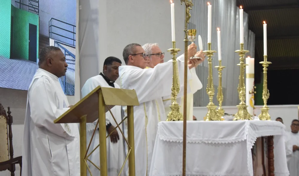 A celebração contou com a presença de diversas personalidades políticas e religiosas, demonstrando o comprometimento com o desenvolvimento da cidade e da comunidade local.