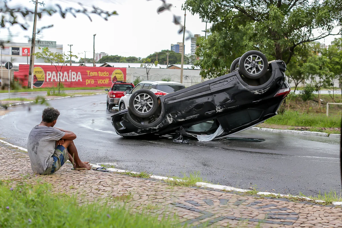 JPB2, Motorista perde controle do carro após ultrapassar carreta e capota  na BR-230