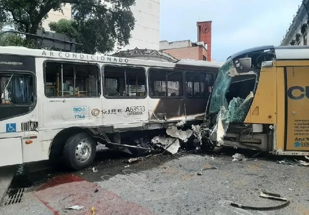 Acidente entre ônibus e VLT no Rio de Janeiro
