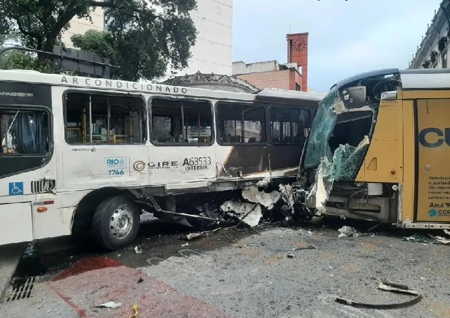 Acidente entre ônibus e VLT no Rio de Janeiro