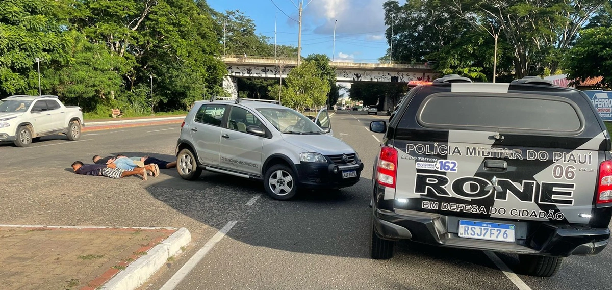 Acusados de assalto presos pelos policiais do RONe