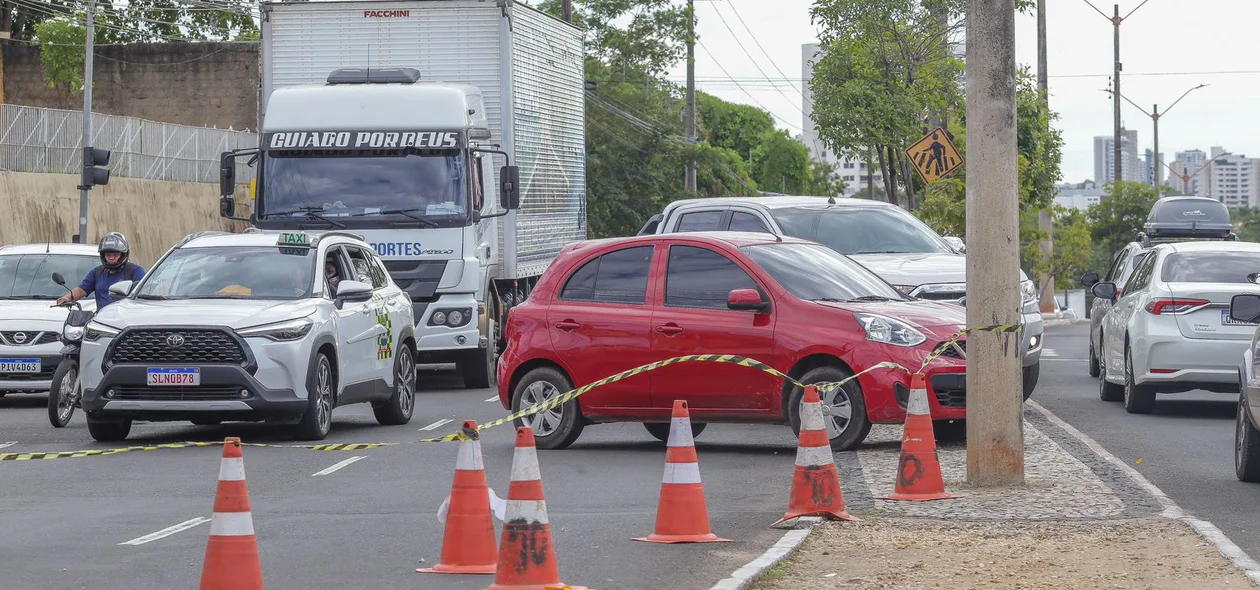 Alguns motoristas continuam desrespeitando o trânsito no local