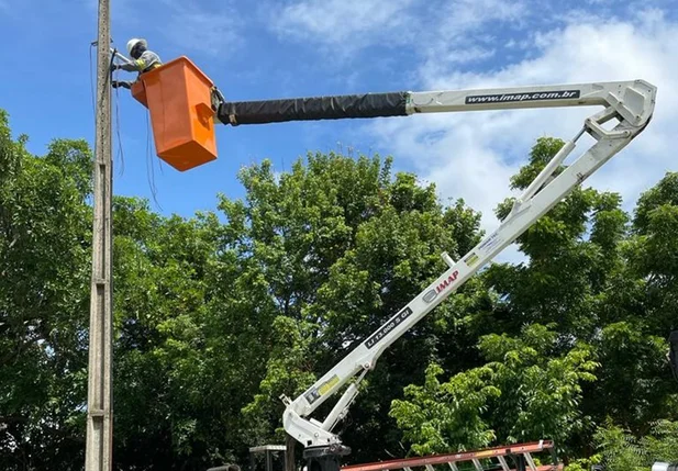 Ampliação da iluminação pública da Avenida Elias João Tajra