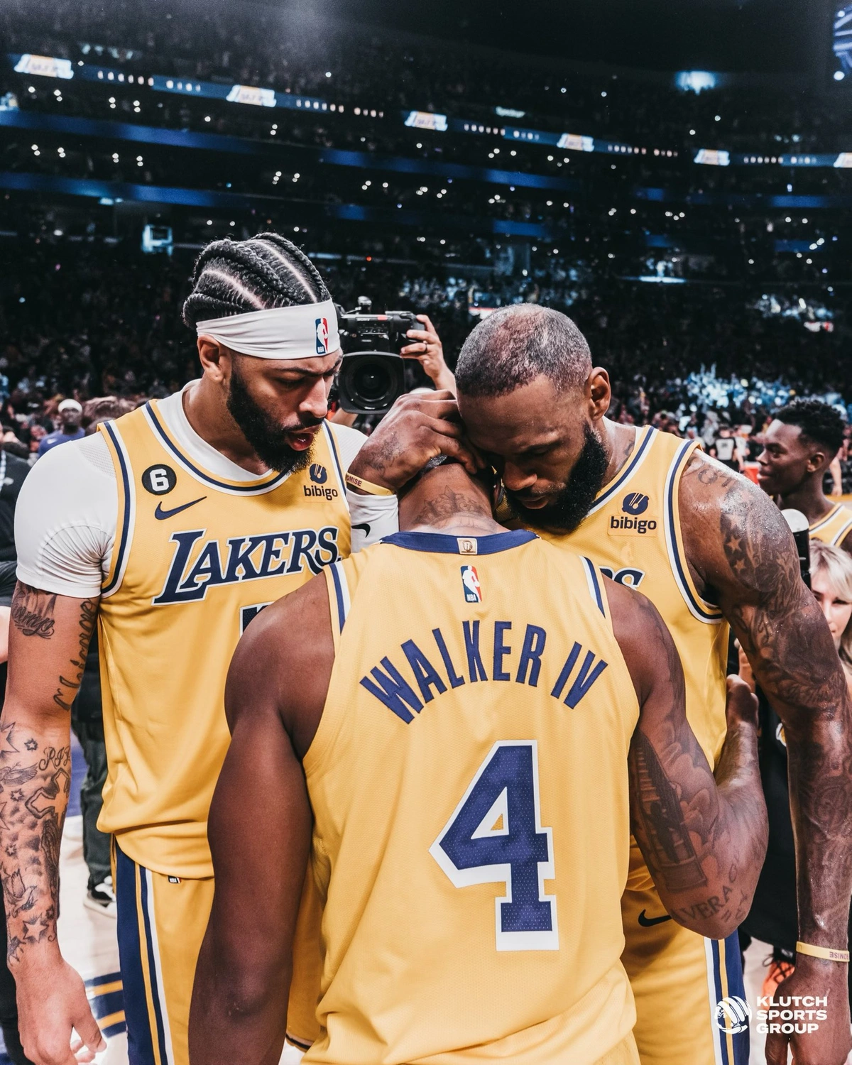 Anthony Davis e LeBron James reconhecem Lonnie Walker após a vitória dos Lakers