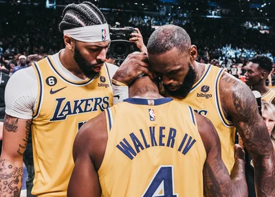 Anthony Davis e LeBron James reconhecem Lonnie Walker após a vitória dos Lakers