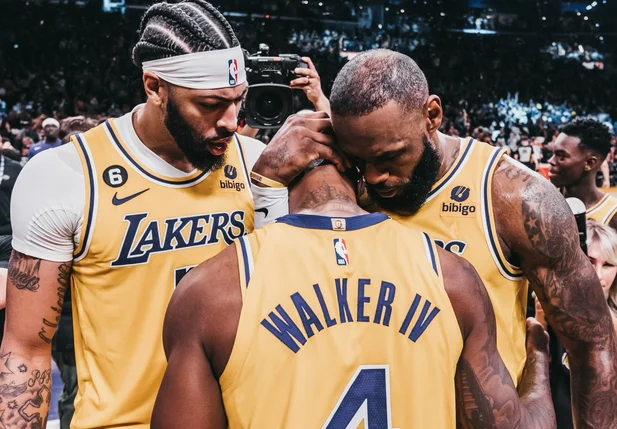 Anthony Davis e LeBron James reconhecem Lonnie Walker após a vitória dos Lakers