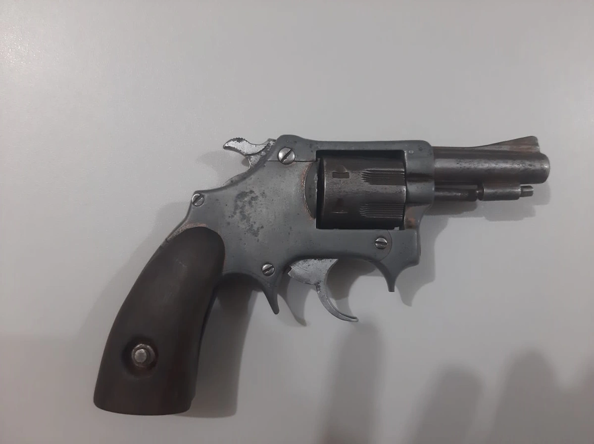 Arma de fogo apreendida com um dos suspeitos