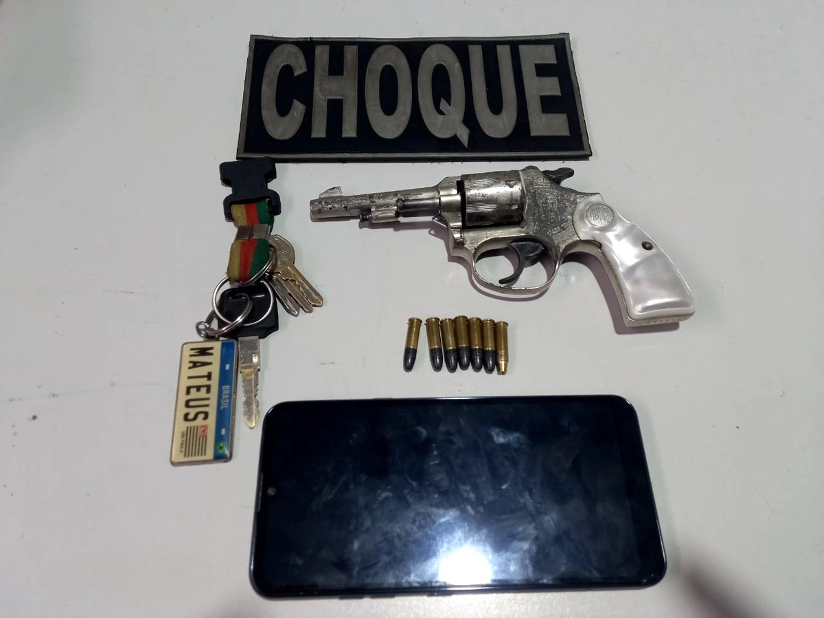 Arma de fogo e munições apreendidas no bairro Santo Antônio