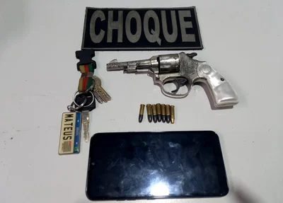 Arma de fogo e munições apreendidas no bairro Santo Antônio