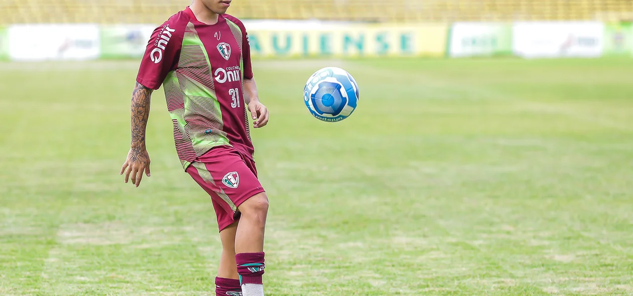 Atleta treinando com a bola