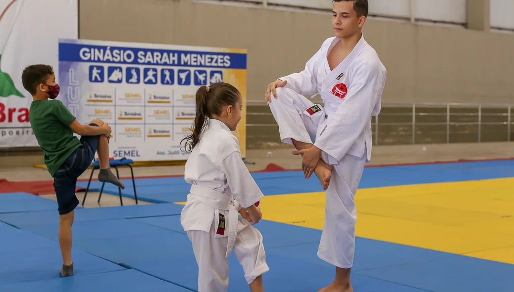 Atletas aquecendo para o evento