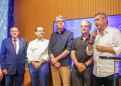 Autoridades na solenidade de inauguração