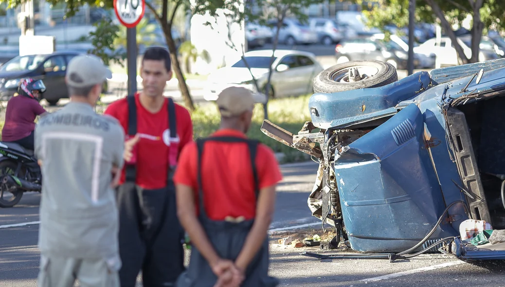 Bombeiros conseguiram tirar o motorista preso nas ferragens