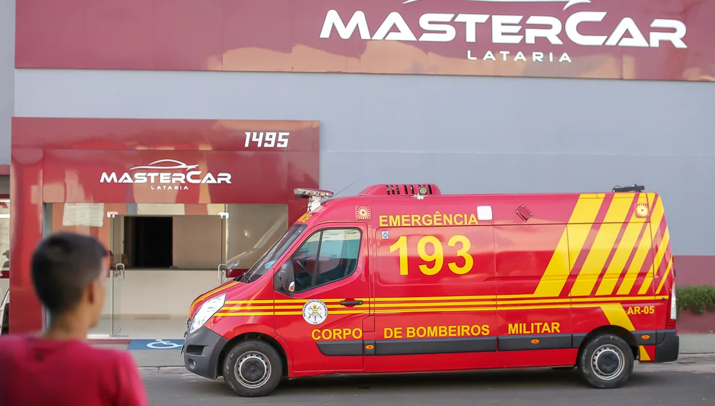 Bombeiros no local