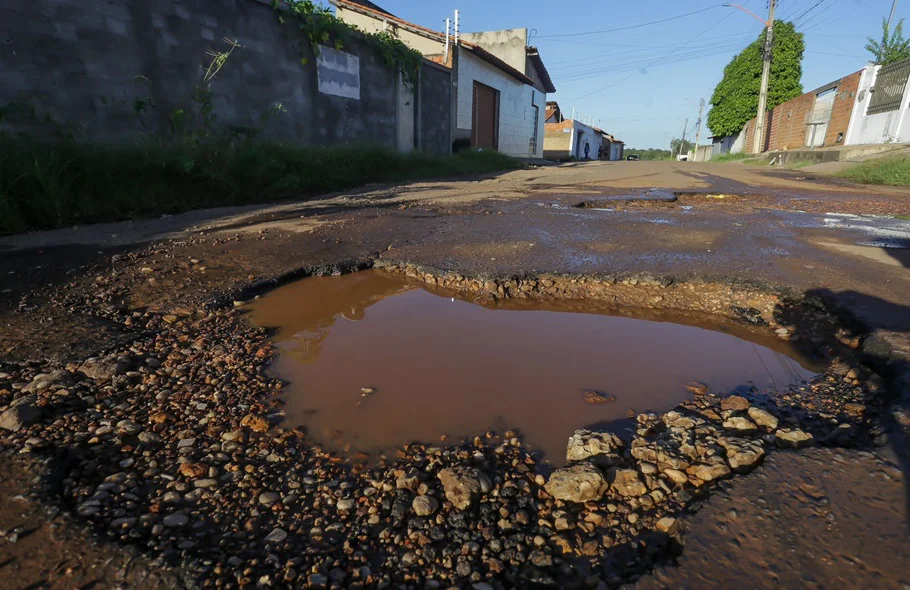 Buracos na Rua Cinco, no loteamento Esplanada do Uruguai, na zona leste de Teresina