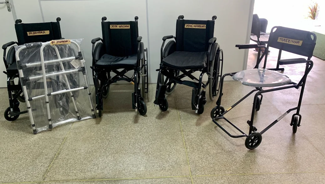 Cadeiras de rodas e higiênicas foram entregues pela Prefeitura de Esperantina