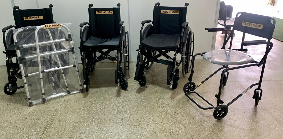 Cadeiras de rodas e higiênicas foram entregues pela Prefeitura de Esperantina