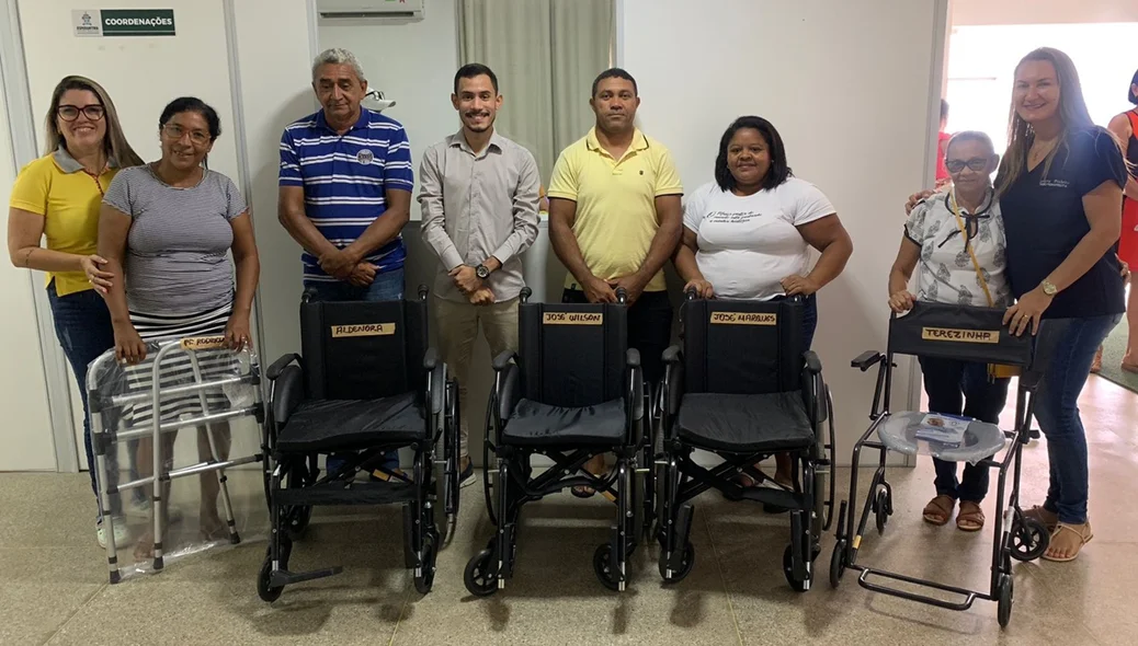 Cadeiras de rodas e produtos para auxiliar no banho sendo entregues à população