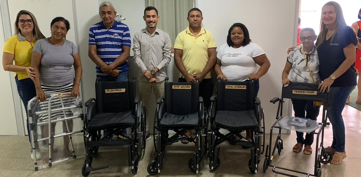 Cadeiras de rodas e produtos para auxiliar no banho sendo entregues à população