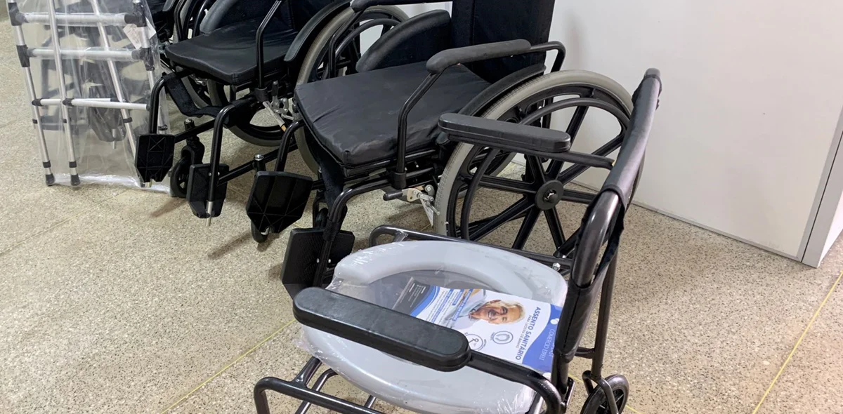 Cadeiras que auxiliam no banho também foram entregues