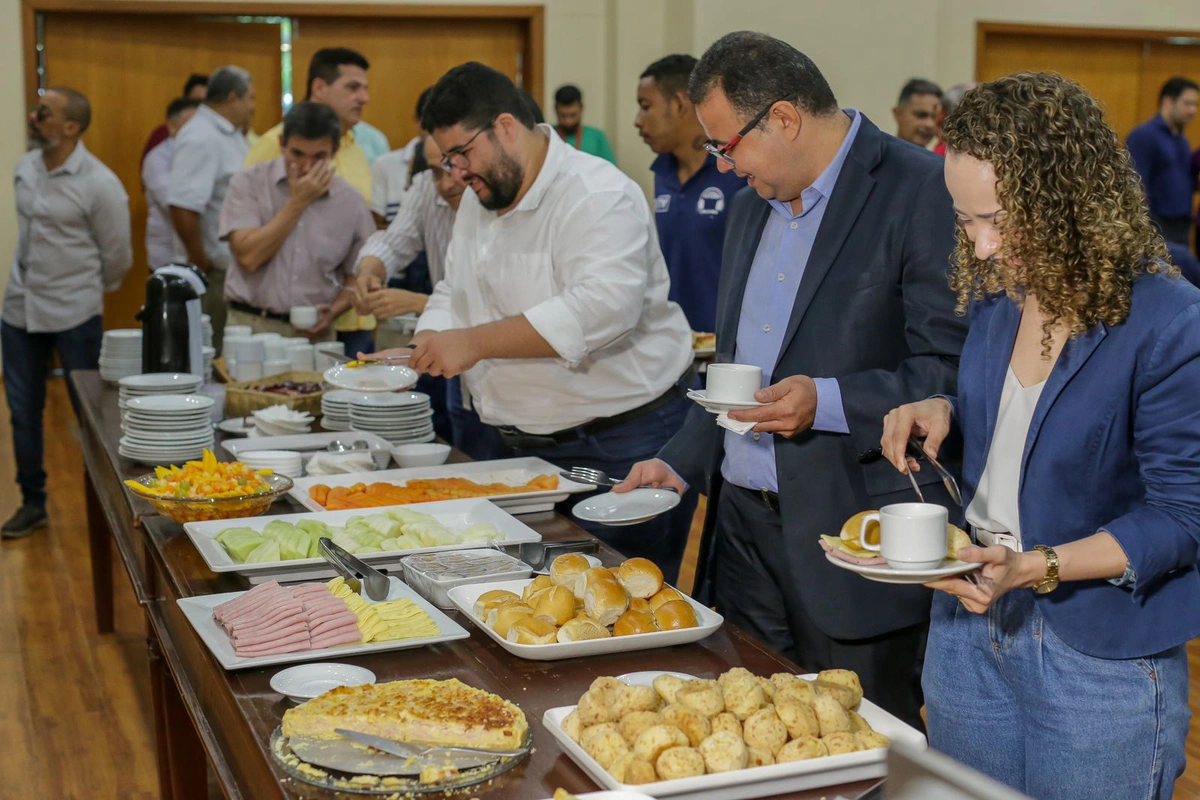 Café da manhã aos jornalistas