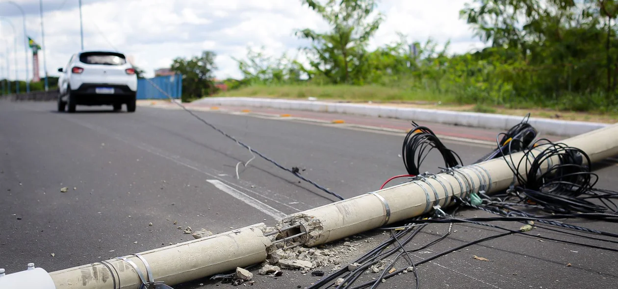Caminhão derruba poste próximo a Ponte Wall Ferraz