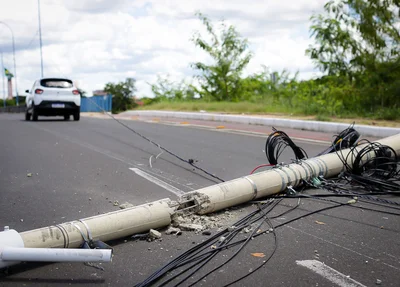 Caminhão derruba poste próximo a Ponte Wall Ferraz