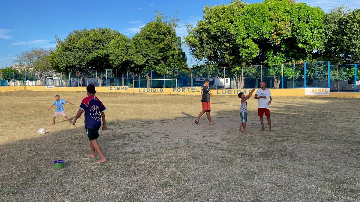 Campos de futebol do Grande Dirceu recebem ações de limpeza