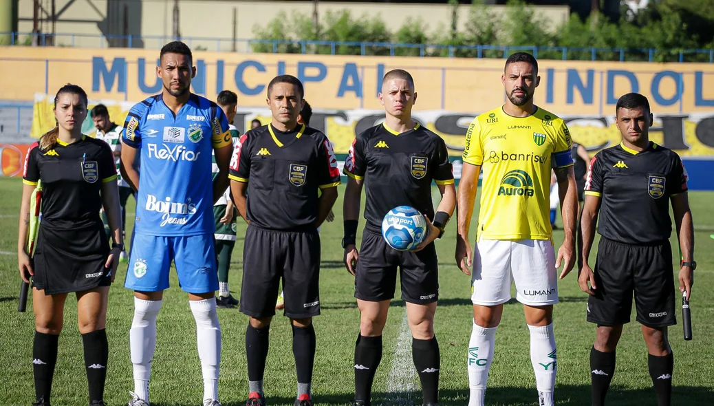 Capitães dos times junto com a equipe de arbitragem da partida