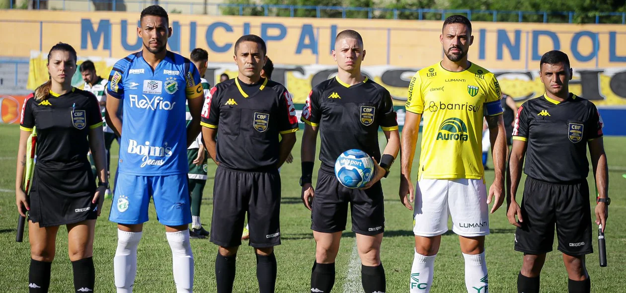 Capitães dos times junto com a equipe de arbitragem da partida