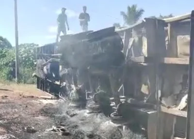 Carreta baú tombada na BR-135/PI