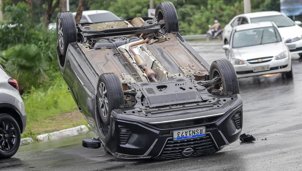 Carro capotou na descida da Ponte Juscelino Kubitschek