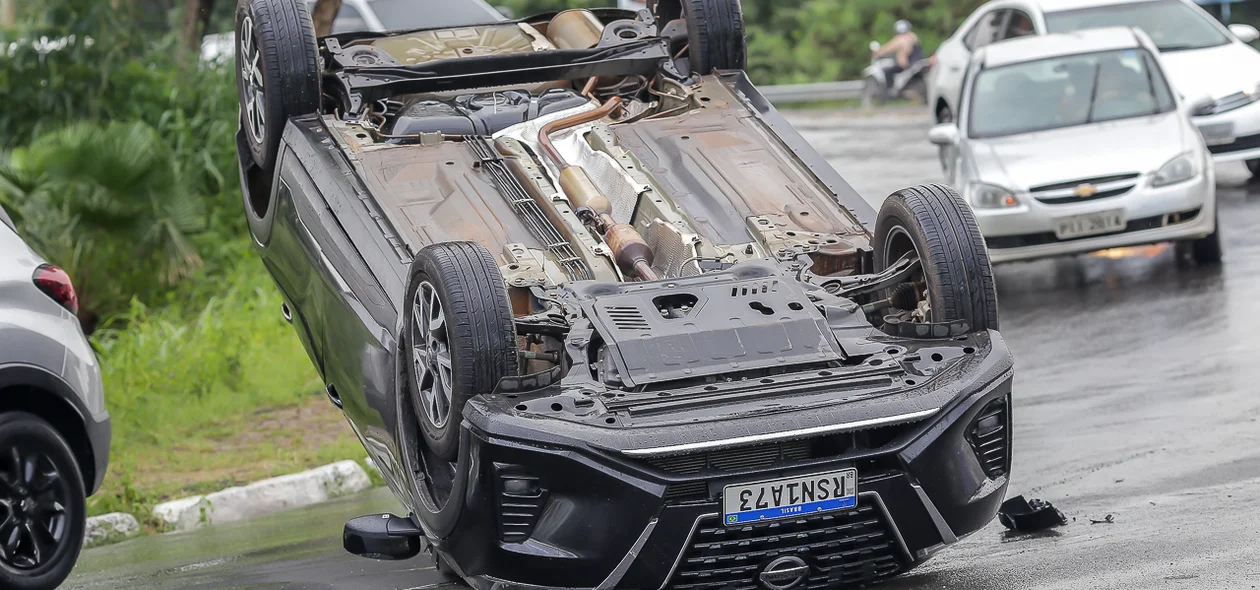 Carro capotou na descida da Ponte Juscelino Kubitschek