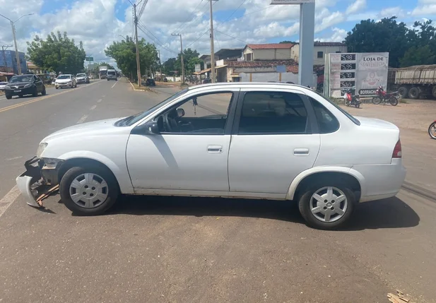 Carro Chevrolet Classic após a colisão com moto