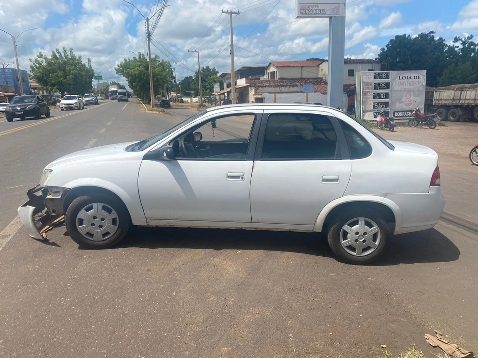 Carro Chevrolet Classic após a colisão com moto