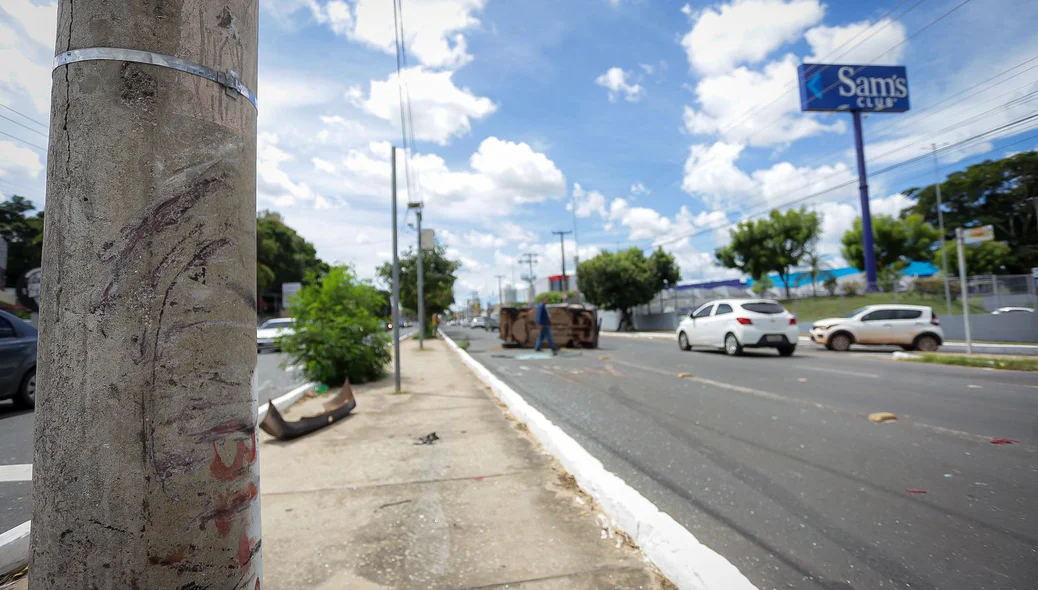 Carro colidiu com o poste antes de capotar